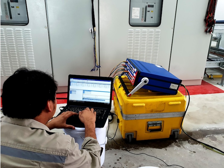 rele-proteccion-prueba-funcionamiento-parte-ingeniero-electrico_484521-3188